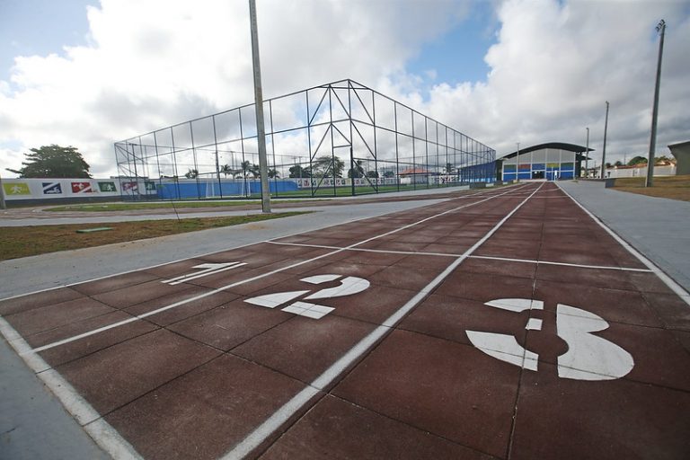 Pista de atletismo vazia