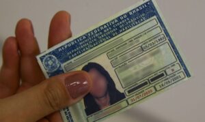 Nova lei prevê que multas vão custear habilitação para motoristas de baixa renda
