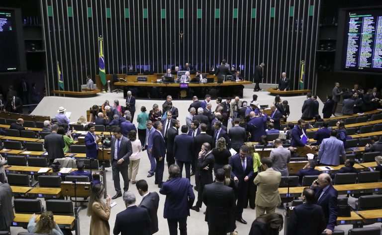 Deputados discutem e votam propostas em sessão deliberativa do Plenário da Câmara