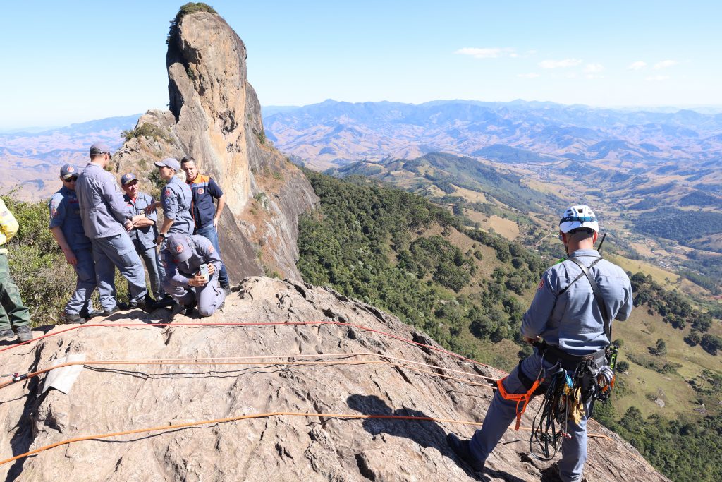 Defesa Civil em treinamento: simulação de resgate na Pedra do Baú