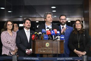 <div>Oposição acusa Moraes de “abuso de autoridade”; líder do PT comemora vitória do “Estado de Direito”</div>