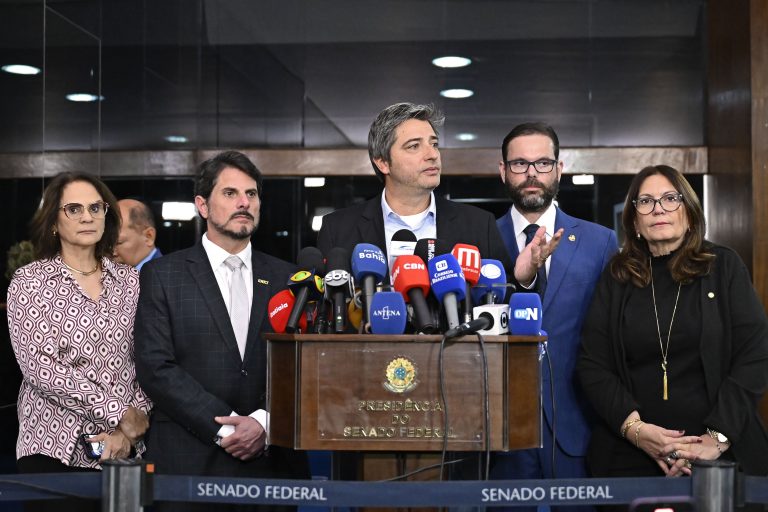 Entrevista de senadores e deputados da oposição, no Senado