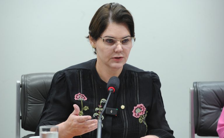deputada Coronel Fernanda em reunião de comissão