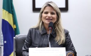 Comissão aprova oferta de curso de Libras em universidades para famílias de crianças com deficiência auditiva