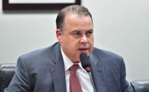 Comissão aprova obrigatoriedade de autorização judicial para menor atuar como influenciador digital