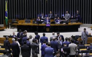 Deputados analisam uso de fundo social para agricultores atingidos por calamidades; acompanhe